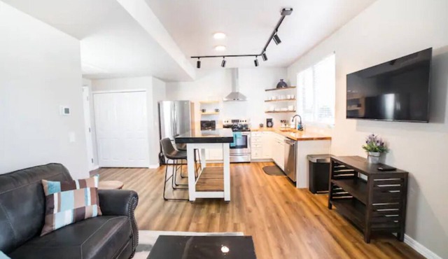 302 - The Lofts, by Flagtown, 1 bed,1bath, community hot tub!