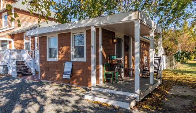 303 Massachusetts - Adorable one bedroom cottage close to the beach!
