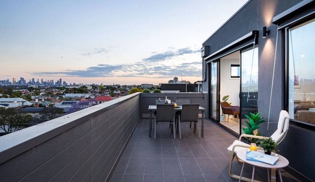 303 · Penthouse with uninterrupted panoramic city views