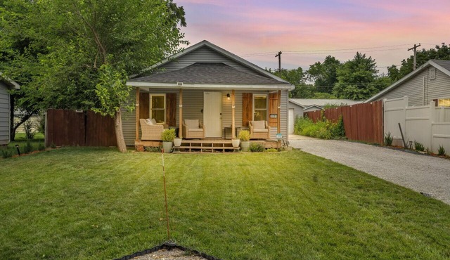 3031 W Olive St · Cheerful 2-Bedroom w/convenient Expressway access