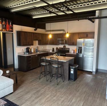 304 New Luxury Downton Condo with Fireplace, 2 bdrm