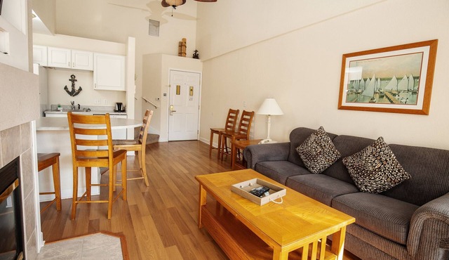 305 - Sunny 2 Bedroom/2 Level Condo Suite