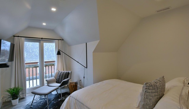 307, 1 Bedroom - Downtown Collingwood, Luxury Boutique Hotel.
