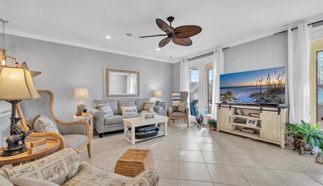 30A Luxury town Home, pool side newly renovated, Pet Friendly/5 min. to beach
