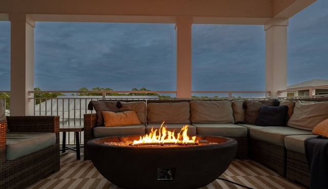30A Rental Sleeps 16. Rooftop Patio. Walk to Beach & Pool. Near Rosemary + Alys