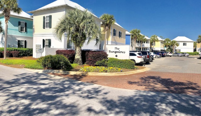 🏖30A Turquoise Paradise Bungalow 104: 400yds to Beach, Beach Wagon & Chairs