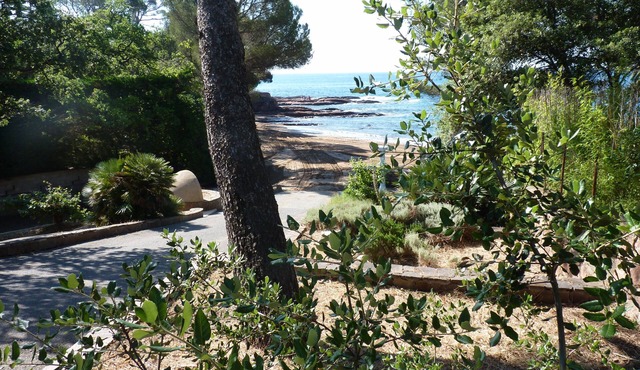 30m from the beach, air-conditioned house, sea view, enclosed garden, ideal for families