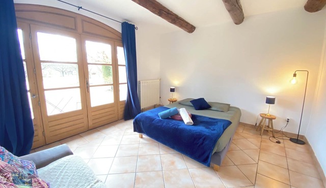 30m2 suite in 18th-century Provencal farmhouse