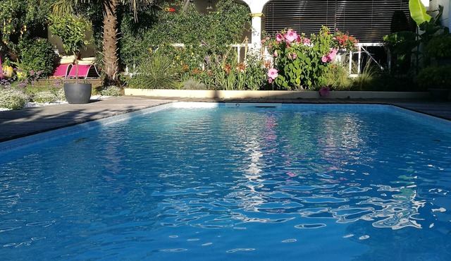 30mn from beaches, large 8-room house with Andalusian patio and private pool.
