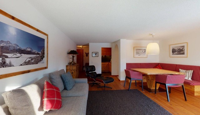 3½-room apartment on the ground floor, entrance hall with wardrobe, living room
