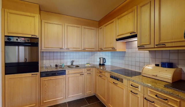 3½-room apartment on the 2nd floor, entrance with wardrobe, living room with TV,