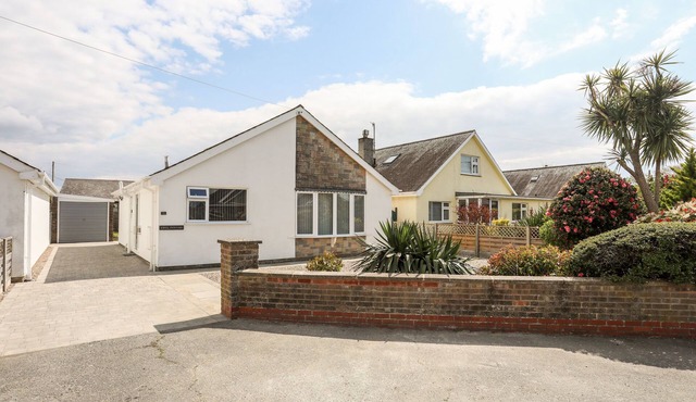 31 BEACH ROAD, with a garden in Morfa Bychan