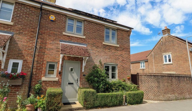 31 BULL LANE, pet friendly, with a garden in Maiden Newton