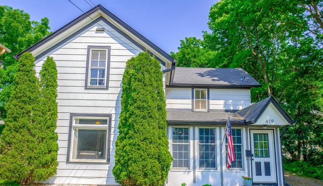 31+day rental. Cute & cozy home within a 10 minute walk to Downtown Stillwater!