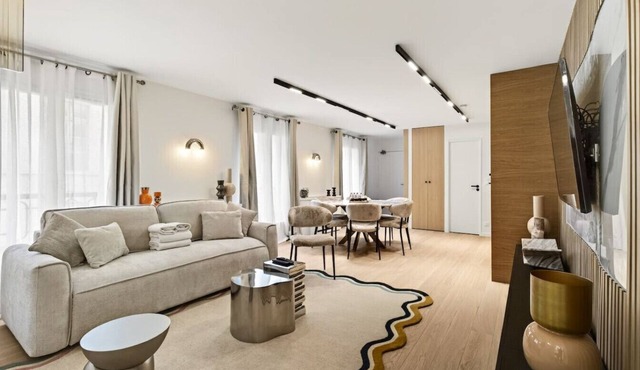 31.Flat 8 person St Lazare Galerie LaFayette 8ème