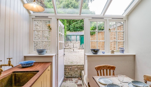 31 MANOR ROAD, pet friendly, with open fire in Woodstock