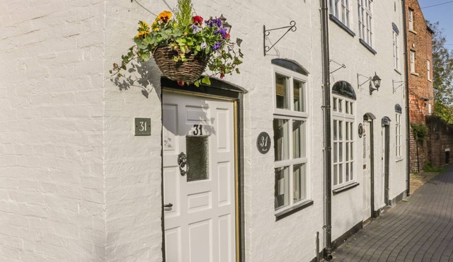 31 RIVERSIDE, pet friendly, character holiday cottage in Bridgnorth
