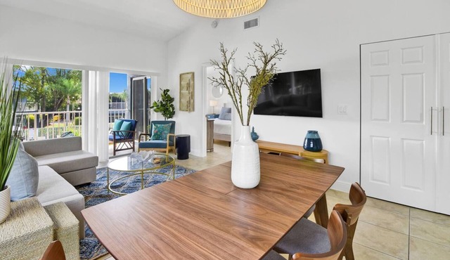 310C - Boca Retreat w/Pool, Parking, Near Evert Tennis & Shops