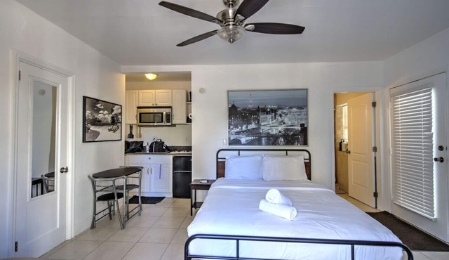 313 Room with a view 1 block from the beach