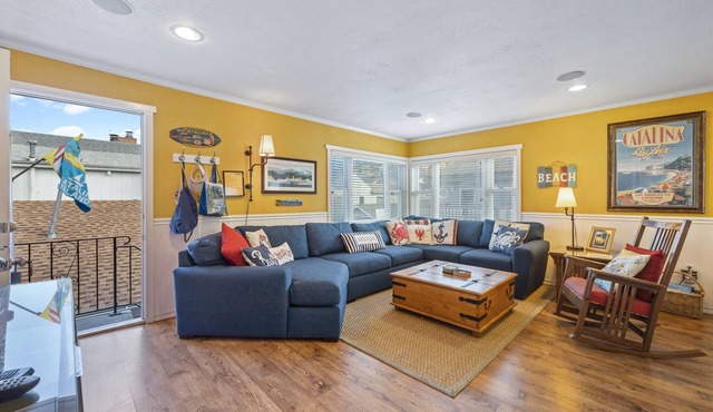 315E Upper: Spacious, Remodeled, Colorful Upper Level Duplex, Quiet Street, WIFI