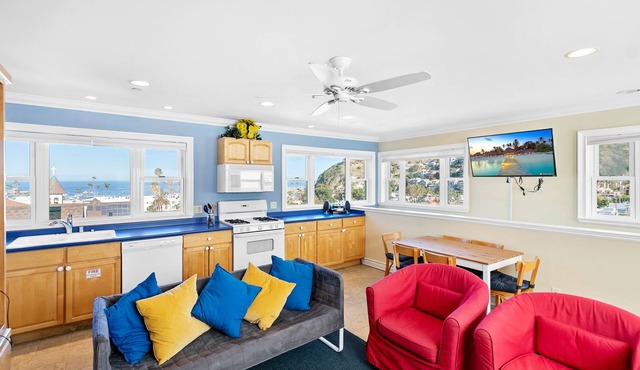 318M Upper: Light and Airy Home, Ocean/Hill Views, WIFI, Front Deck, BBQ - 318 M
