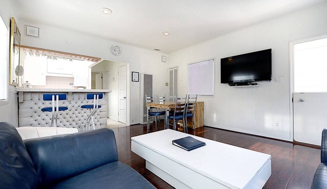 319CE: Budget-friendly Cottage, 2.5 Blocks to Beach and Shops + WIFI