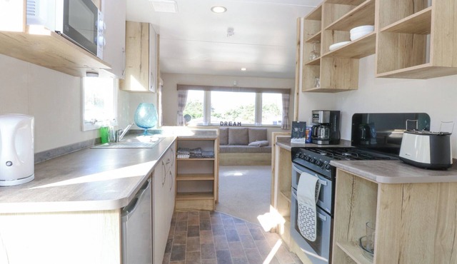 31A FOXBURROW HANG, pet friendly, with a garden in Belton, Norfolk