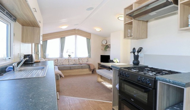 31B FOXBURROW HANG, pet friendly, with a garden in Belton, Norfolk