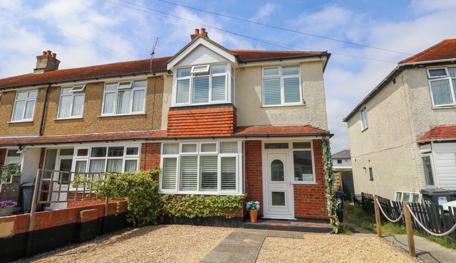 32 CRANLEIGH CLOSE, family friendly, with a garden in Tuckton