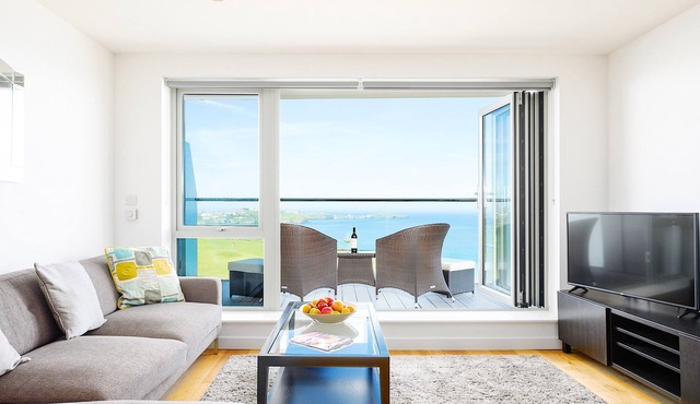 32 ONE Lusty Glaze - Apartment with breath taking sea and coastal views, lift, car parking