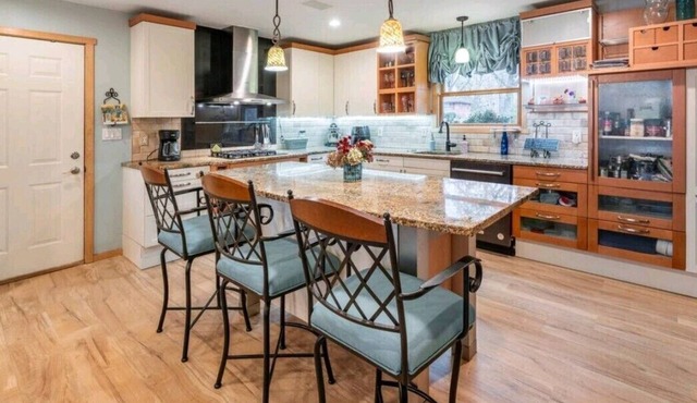 3200 Square Foot home with Hot Tub in the Woods