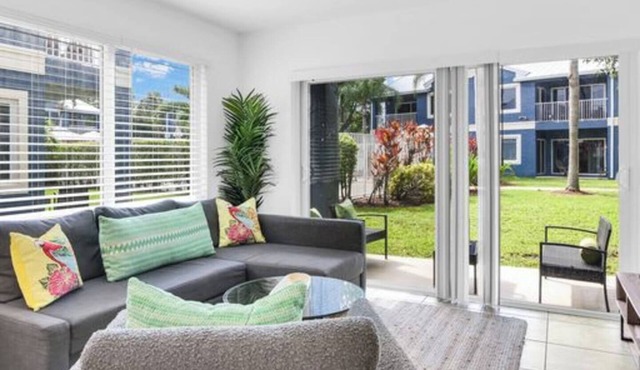 320A - Boca Retreat w/Pool, Parking, Near Evert Tennis & Shops