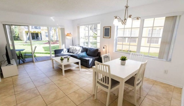 320B - Boca Retreat w/Pool, Parking, Near Evert Tennis & Shops