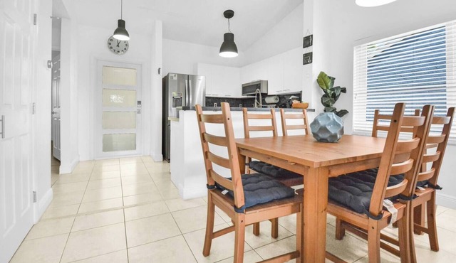 320C - Boca Retreat w/Pool, Parking, Near Evert Tennis & Shops