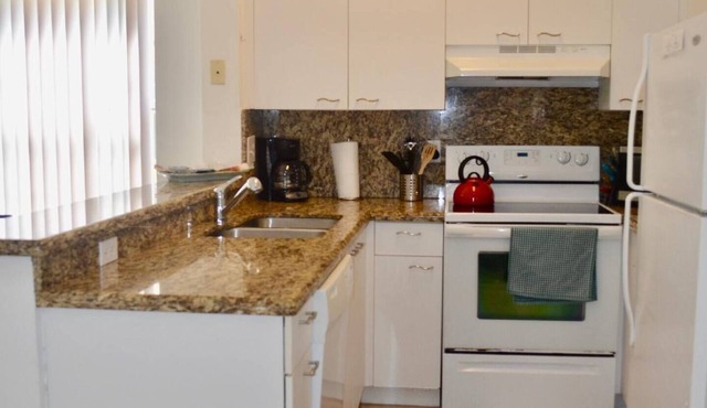 320D - Boca Retreat w/Pool, Parking, Near Evert Tennis & Shops