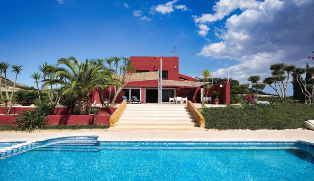 320m2 of happiness. Large spaces. Warm & cozy rooms. Great privacy