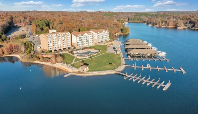 #323 Pointe - 2 Bedroom Lakefront Condo at Mariners SML