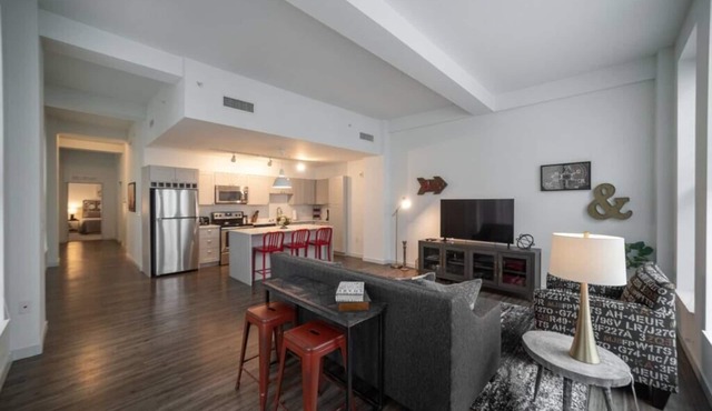 325- Big Corner condo w/2 king bedrooms/Free parking