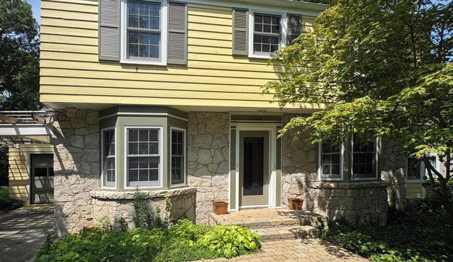 328 Cherry Close Walk to Downtown and Pool