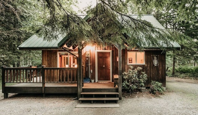 32MBR - BBQ - Pets Ok - Wood Stove - Sleeps 7 by RedAwning