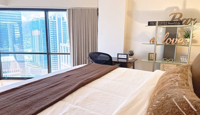 32nd Floor Sky-High Honolulu Hideaway Suite | Free Parking