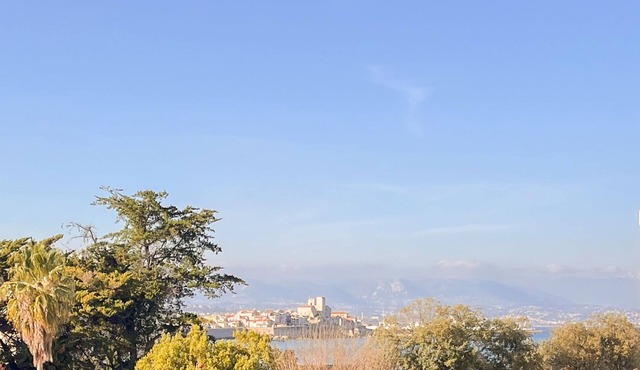 33. A bright 3-room apartment with a lovely terrace & parking