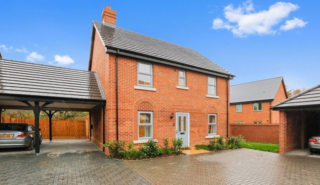 33 CRANESBILL CLOSE, pet friendly, with a garden in Colchester