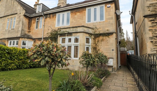 33 CRESCENT GARDENS, family friendly, luxury holiday cottage in Bath