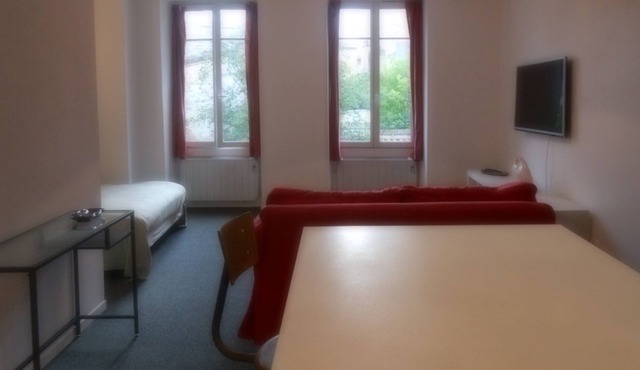 33 M2 near Place St Jean