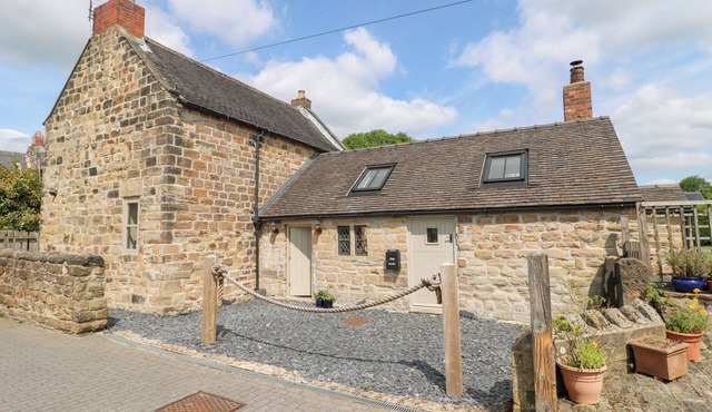 33 MAIN ROAD, pet friendly, with open fire in Higham, Derbyshire