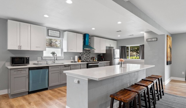 3300 SQ★Spacious Kitchen&2 Living rooms ★6Bed rooms with 12Beds★5 Big Screen TVs