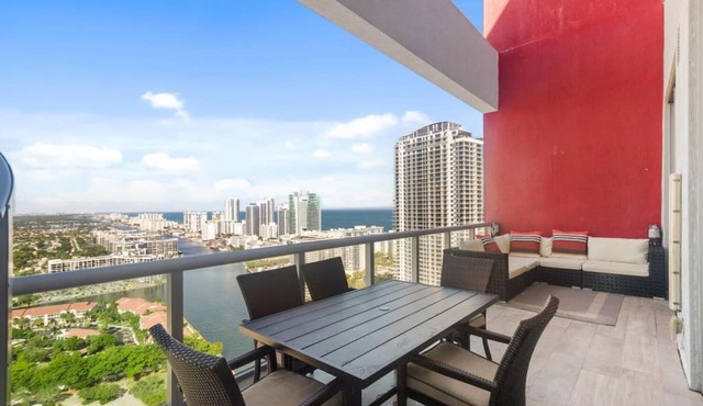 3308 Exclusive 2BR 2BTH Penthouse Water City View 2 story balcony Modern Kitchen Pool