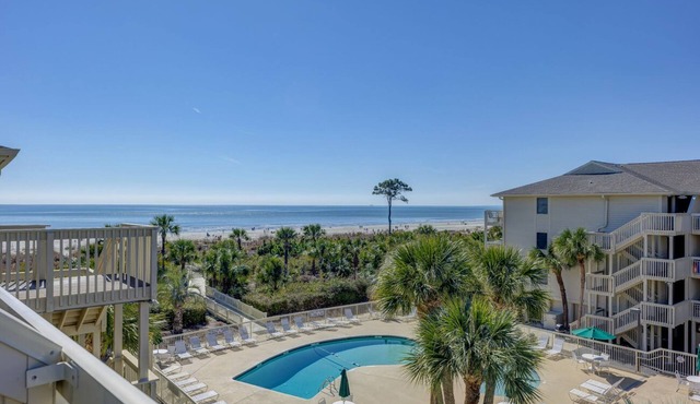 332 Breakers: Newly Updated Breakers Villa. Sleeps 4, Beachfront, Pool