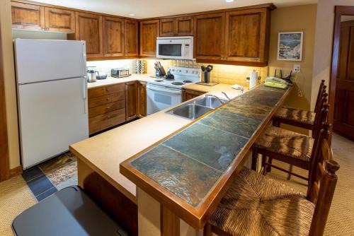 3323 - Two Bedroom Standard Powderhorn Lodge